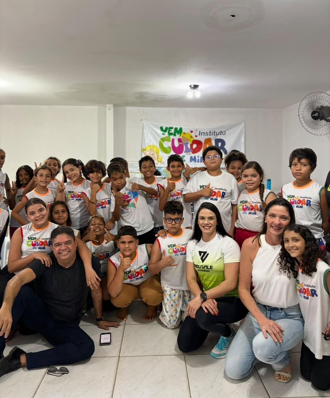 Turma do Instituto reunida no salão sob a faixa Vem Cuidar de Mim